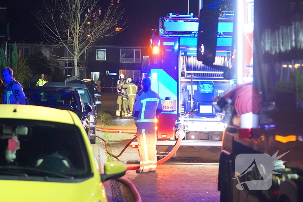 Auto gaat volledig in vlammen op