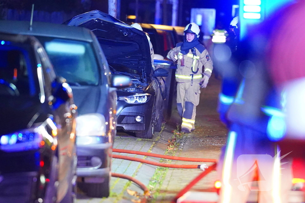 Auto gaat volledig in vlammen op