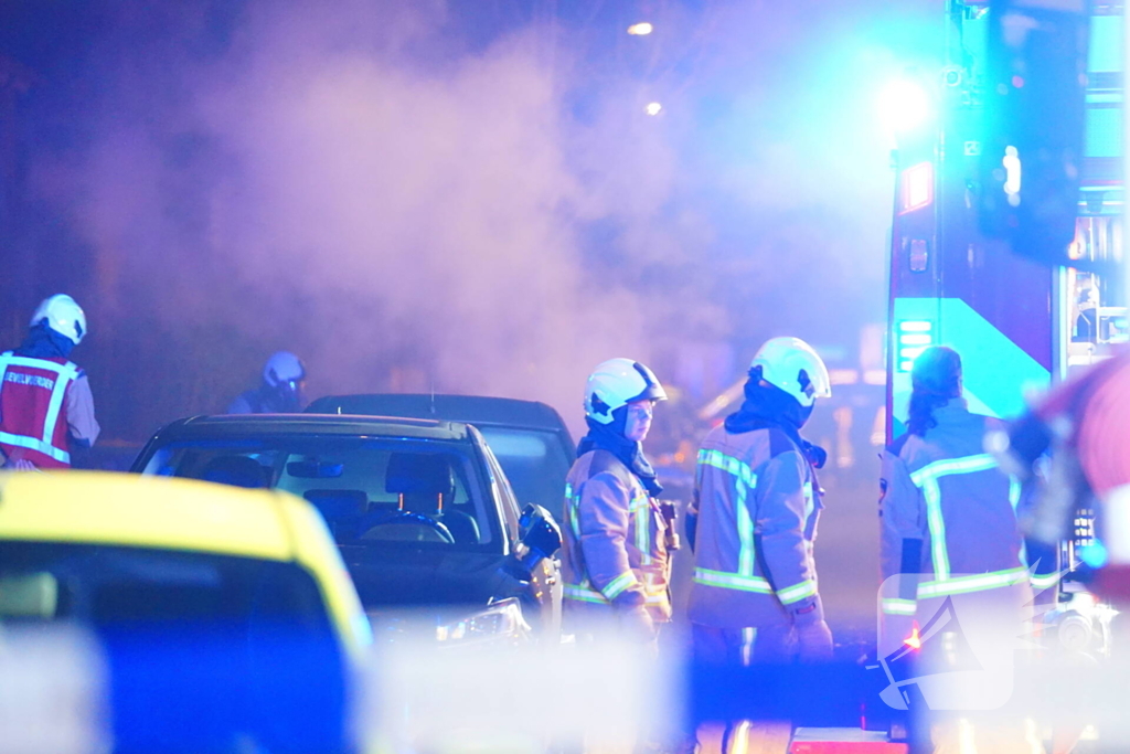 Auto gaat volledig in vlammen op