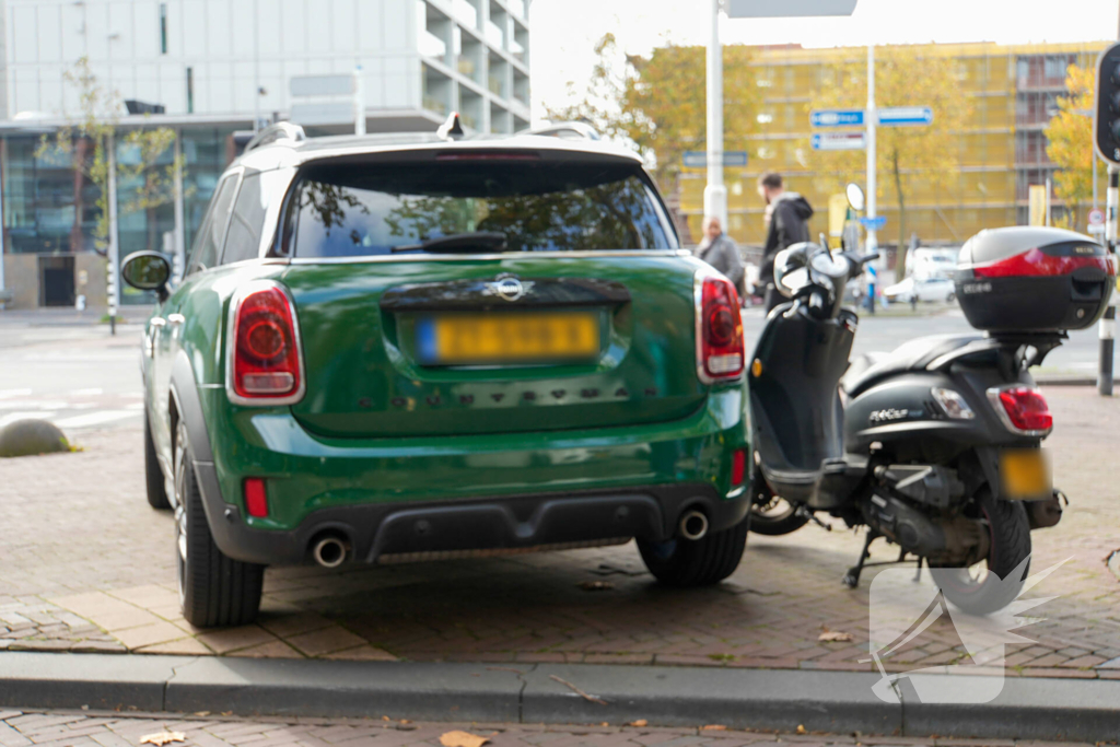 Scooterrijder en automobilist met elkaar in botsing