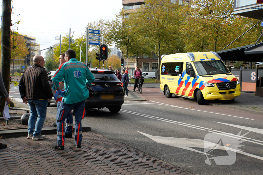 Scooterrijder en automobilist met elkaar in botsing