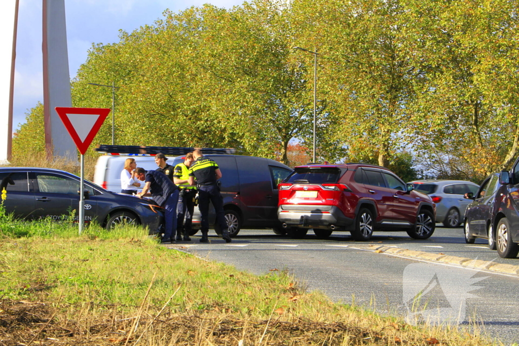 Twee voertuigen botsen op turbo rotonde