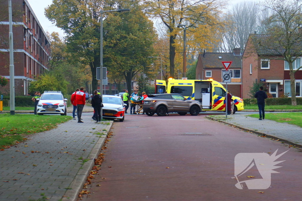 Twee voertuigen botsen op kruising