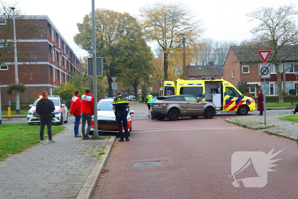 Twee voertuigen botsen op kruising