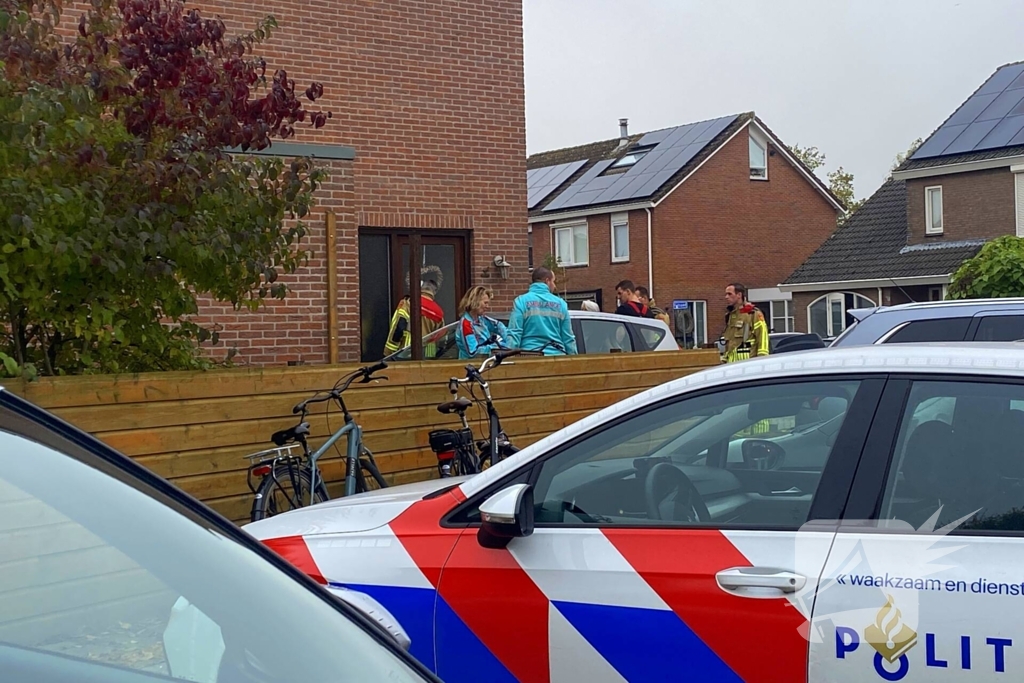 Brandweer tikt ruit in om ambulancedienst toegang tot woning te verlenen