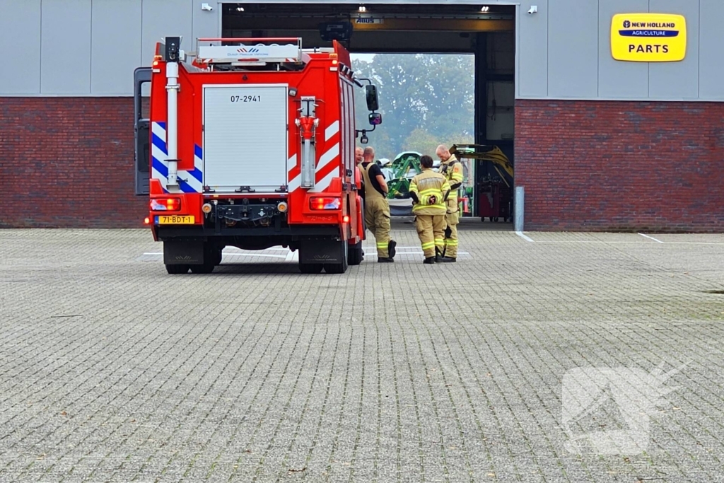 Brandweer doet onderzoek naar gaslucht in bedrijfspand