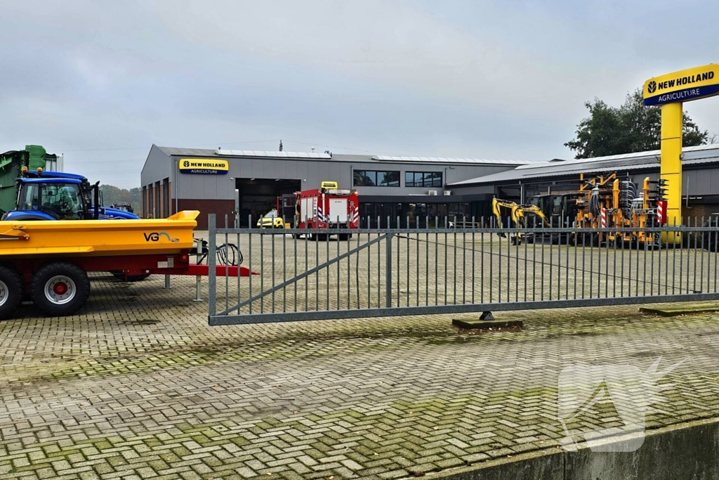 Brandweer doet onderzoek naar gaslucht in bedrijfspand