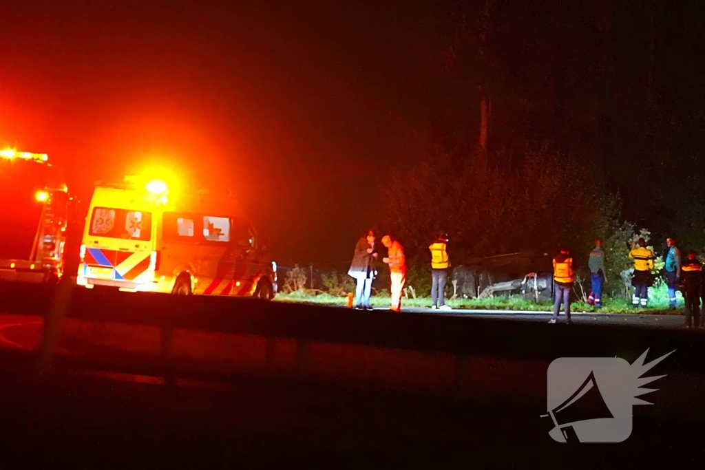 Auto belandt op de kant op snelweg