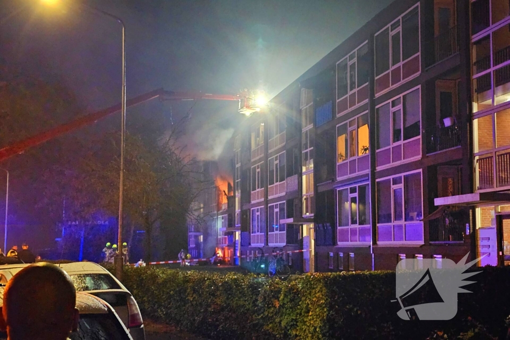 Dode bij zeer grote brand in flat na explosie