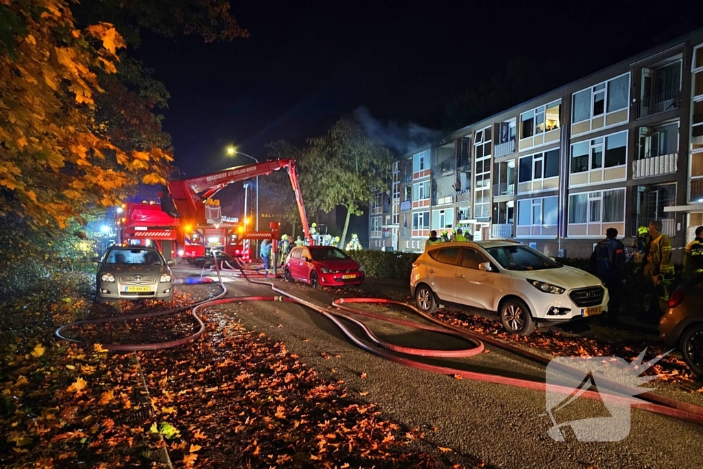 Dode bij zeer grote brand in flat na explosie