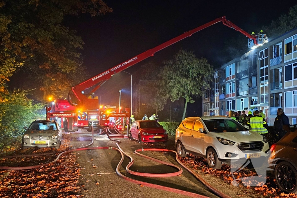 Dode bij zeer grote brand in flat na explosie