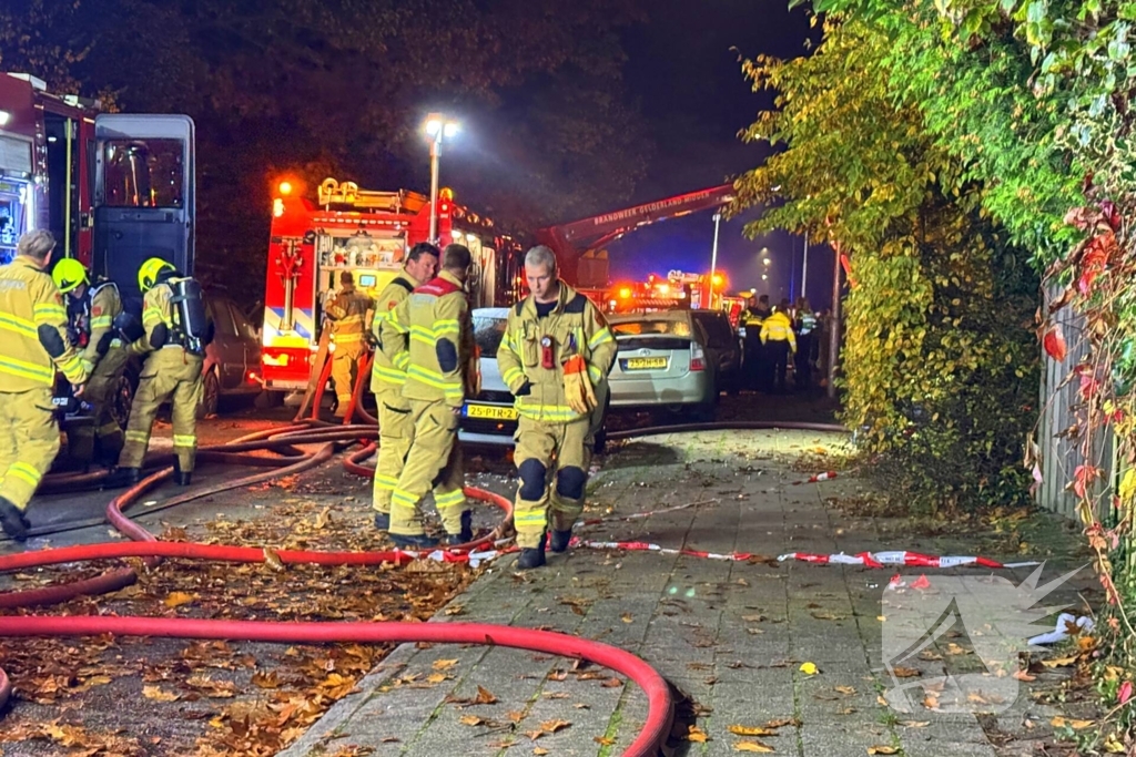 Dode bij zeer grote brand in flat na explosie