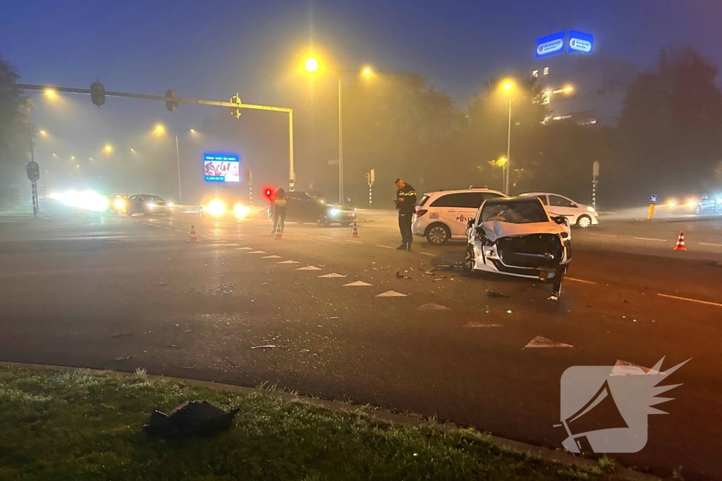 Flinke schade bij botsing tussen twee voertuigen