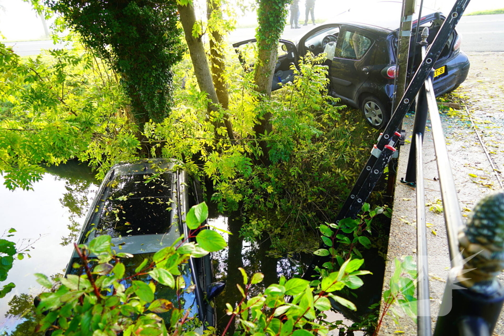 Auto belandt in sloot bij aanrijding tussen drie voertuigen