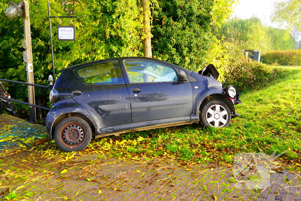 Auto belandt in sloot bij aanrijding tussen drie voertuigen