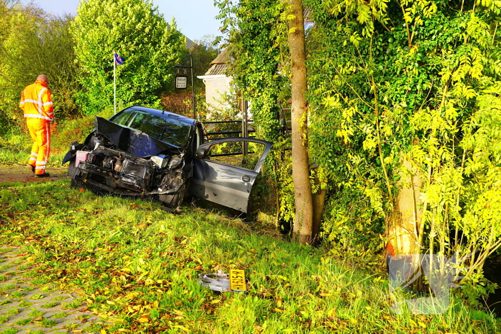 Auto belandt in sloot bij aanrijding tussen drie voertuigen