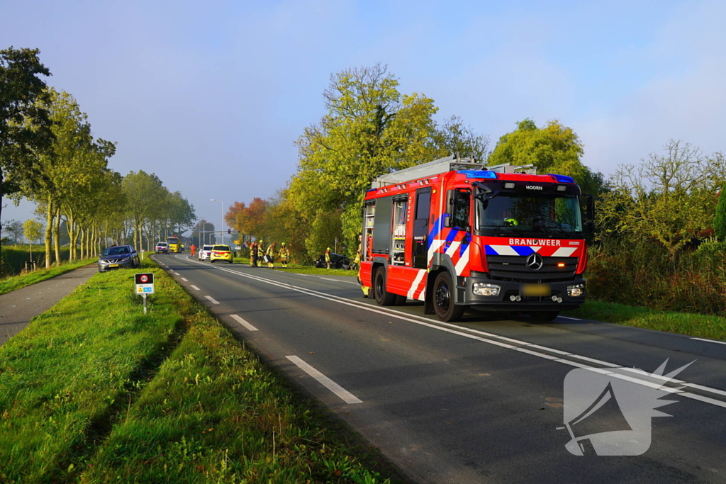 Auto belandt in sloot bij aanrijding tussen drie voertuigen