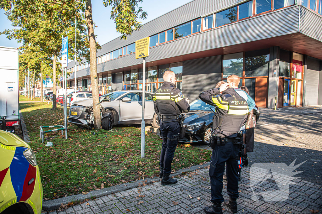 Auto botst tijdens keren op boom