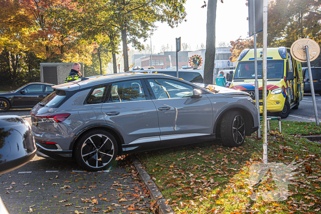 Auto botst tijdens keren op boom