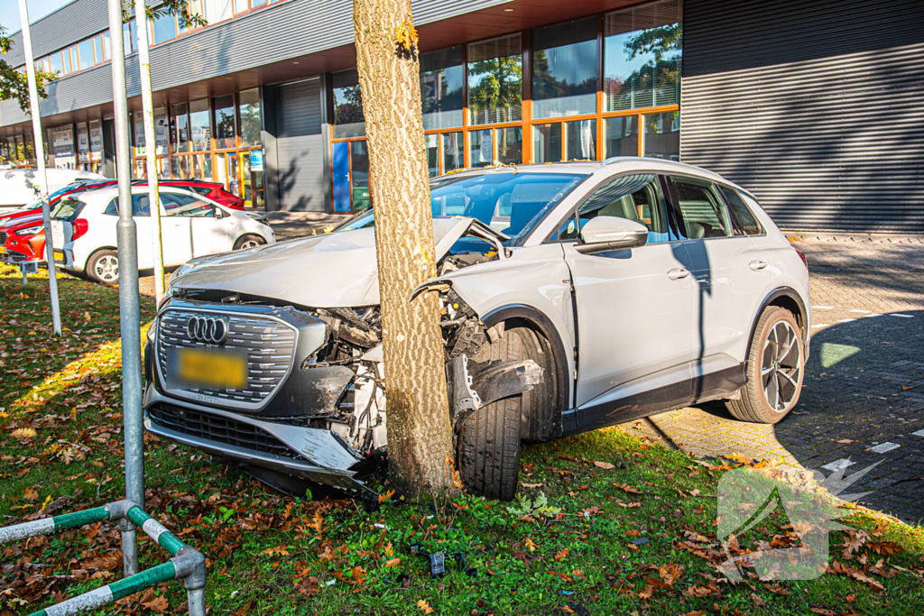 Auto botst tijdens keren op boom