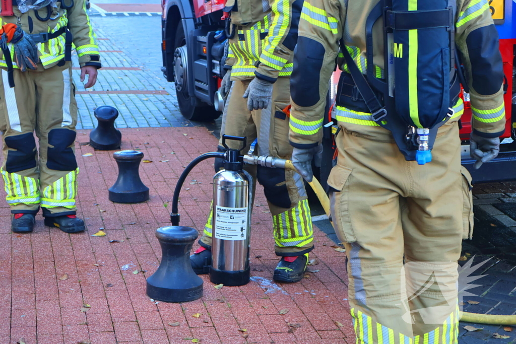 Oldtimer verliest brandstof in parkeergarage