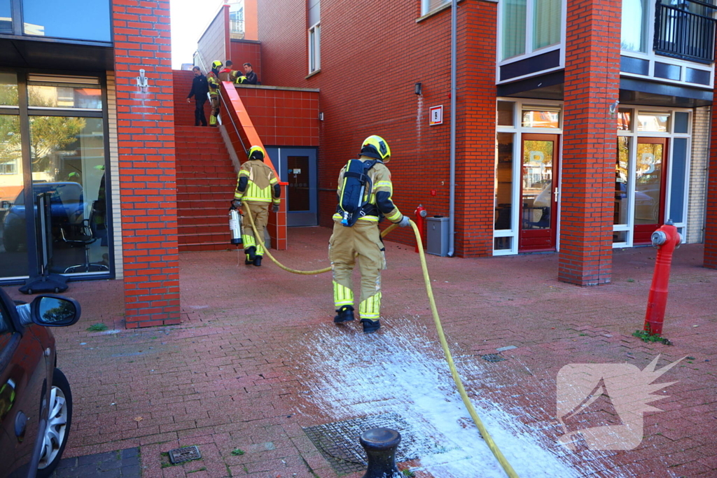 Oldtimer verliest brandstof in parkeergarage