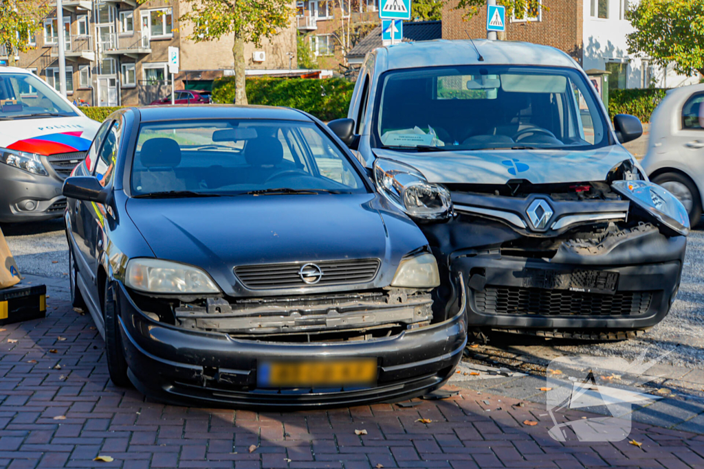 Botsing tussen personenauto en bestelbus