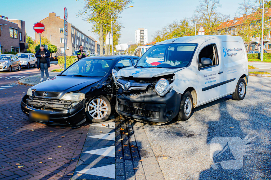 Botsing tussen personenauto en bestelbus