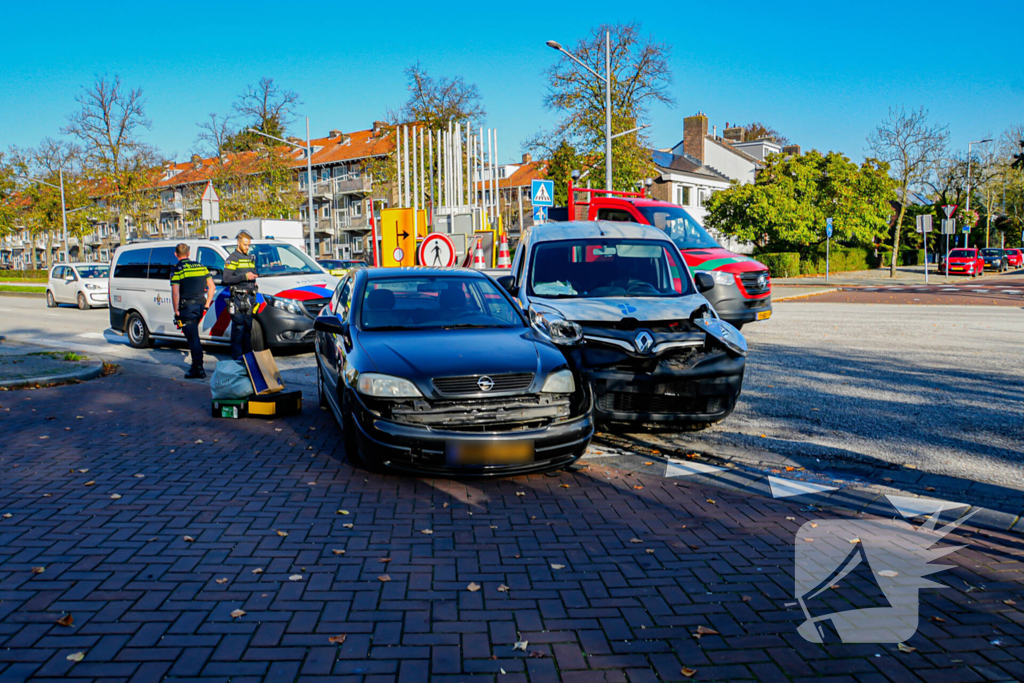 Botsing tussen personenauto en bestelbus