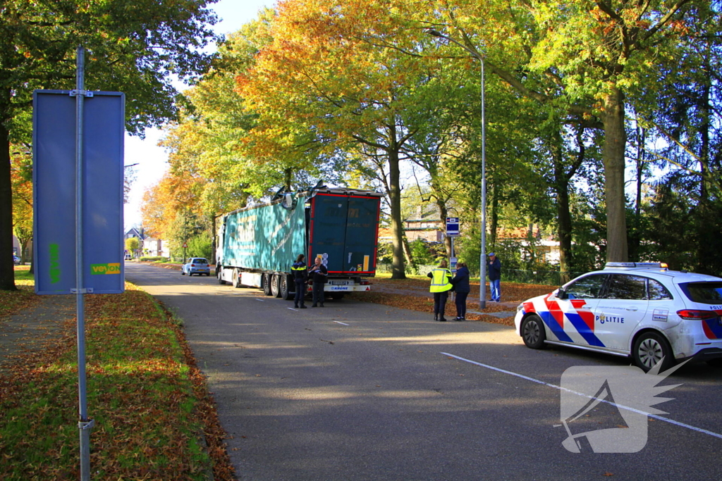 Oplegger beschadigd na botsing met viaduct