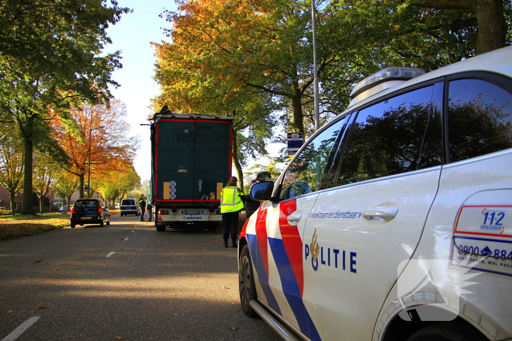 Oplegger beschadigd na botsing met viaduct