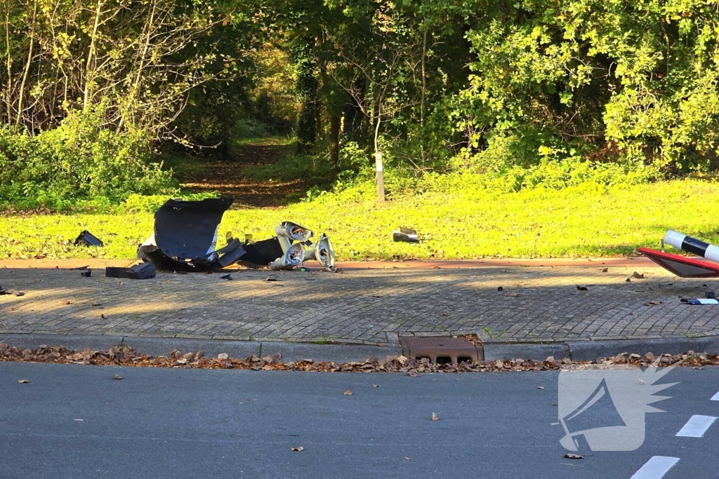 Bestuurster verliest controle en botst tegen verkeersbord