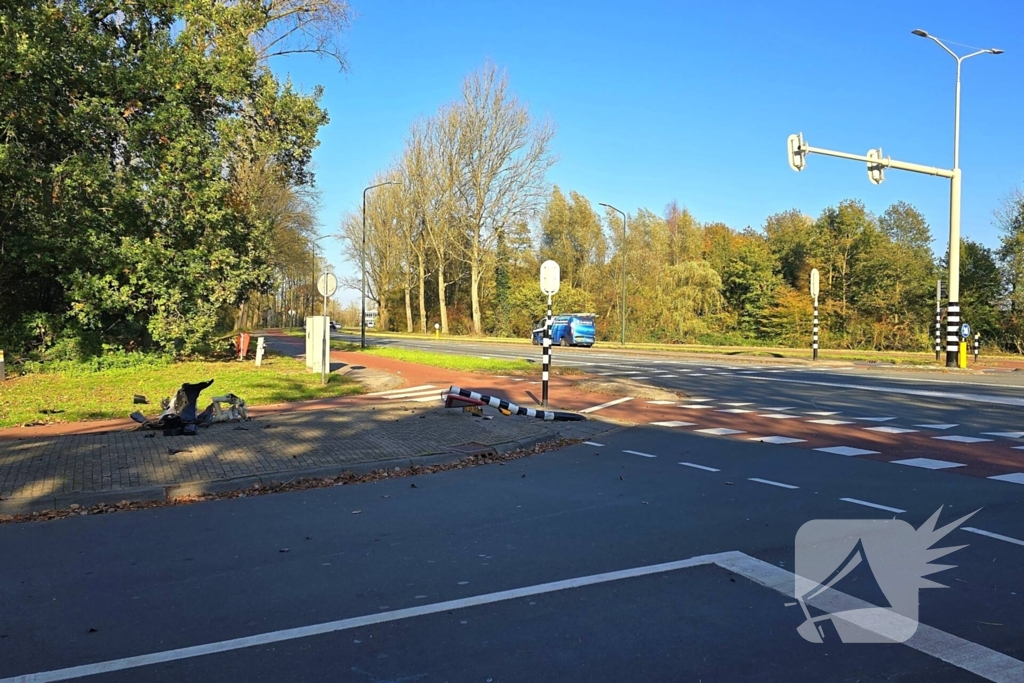 Bestuurster verliest controle en botst tegen verkeersbord