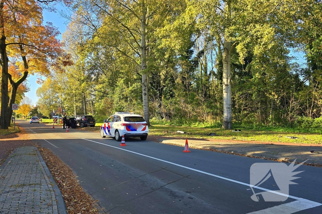 Bestuurster verliest controle en botst tegen verkeersbord