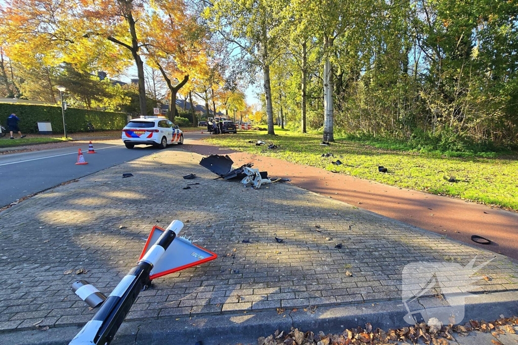 Bestuurster verliest controle en botst tegen verkeersbord