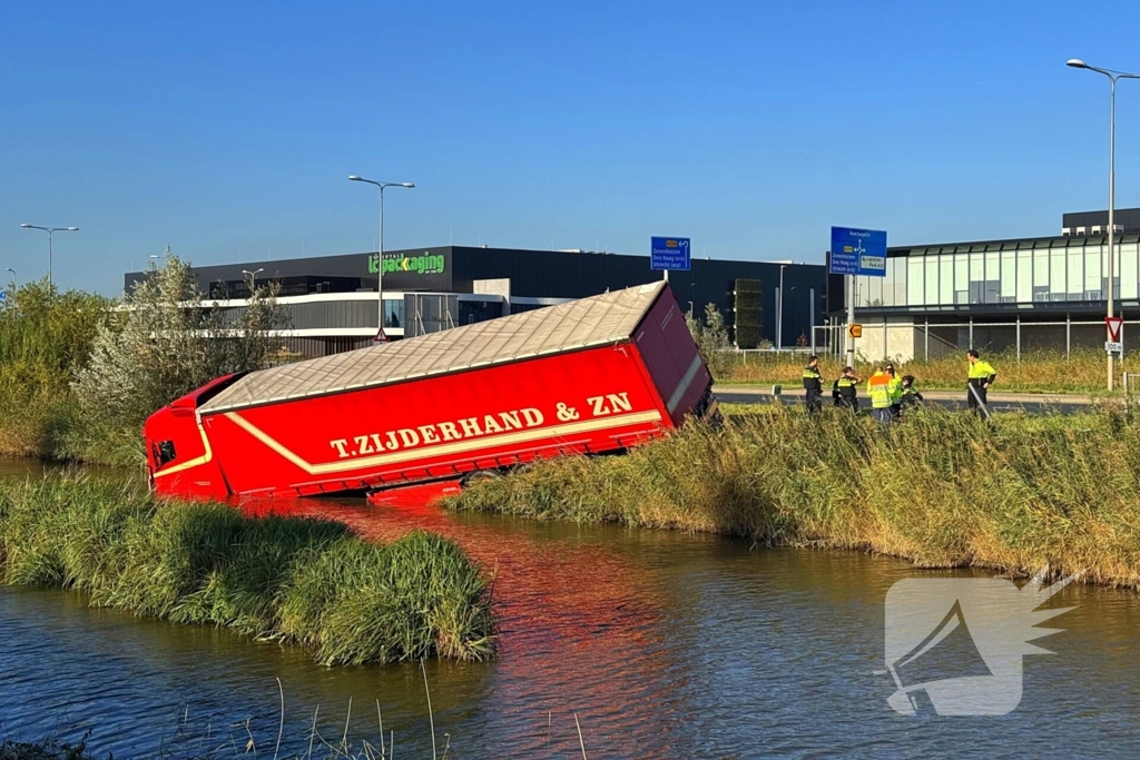 Vrachtwagencombinatie raakt van de weg en eindigt in sloot