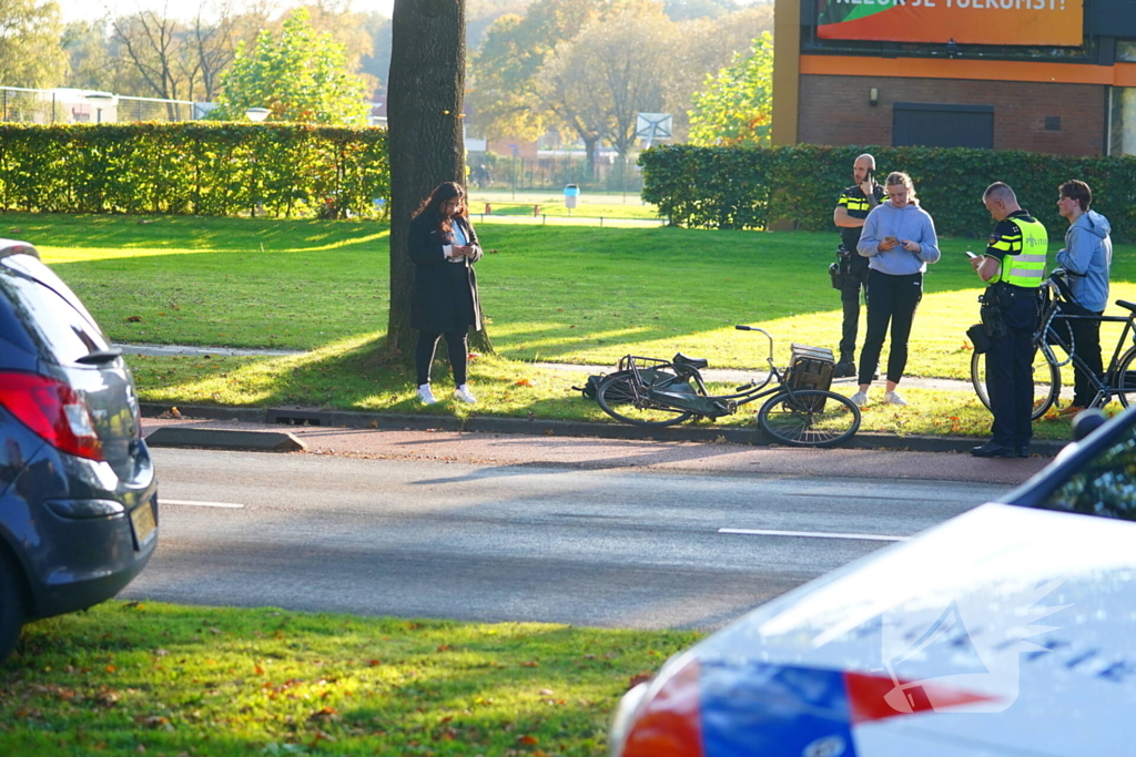 Fietsster ten val bij aanrijding op kruising