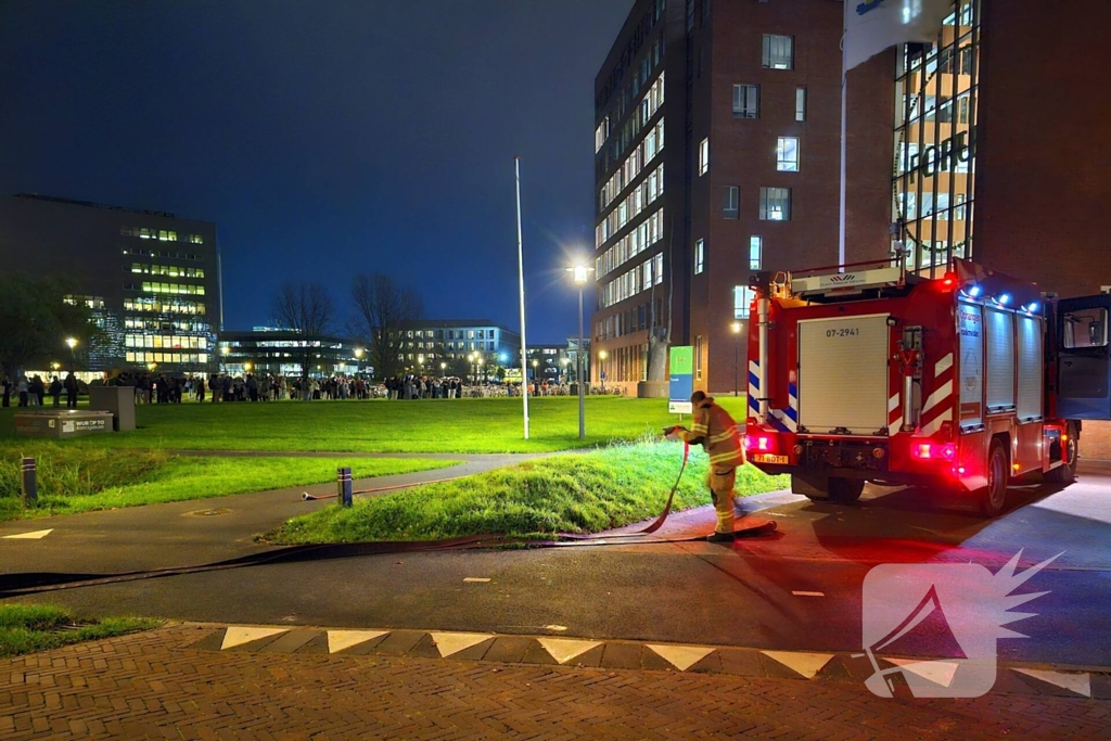 Ruim honderd studenten op straat wegens brand in Forumgebouw