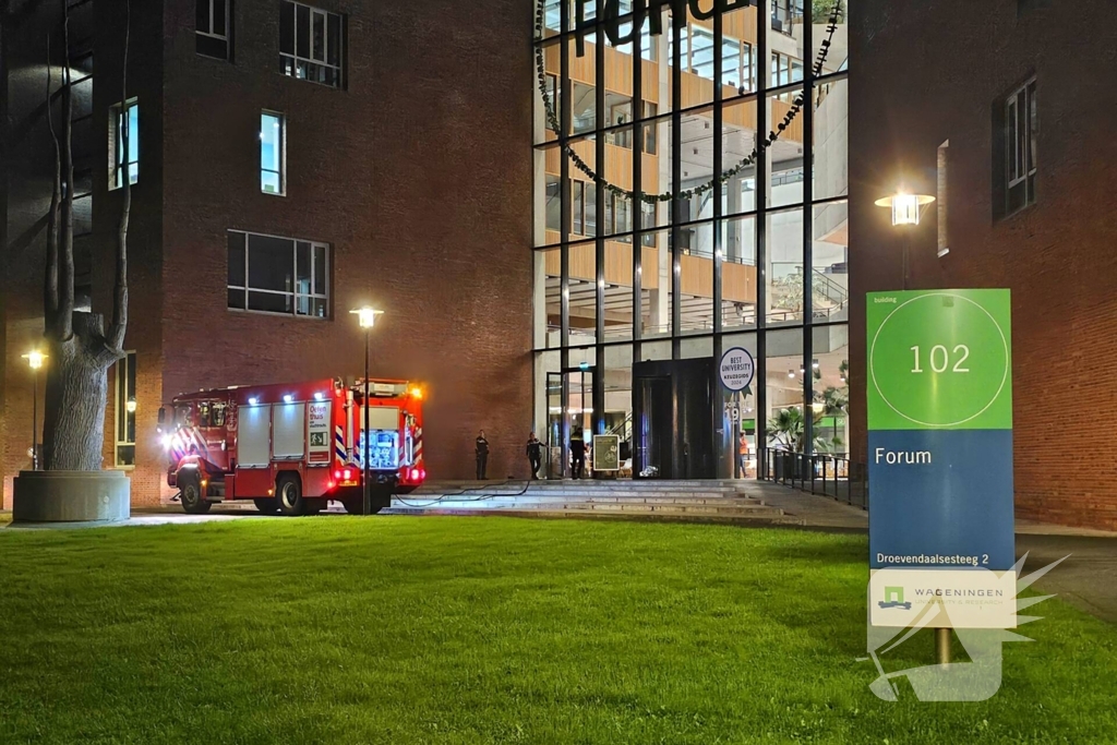 Ruim honderd studenten op straat wegens brand in Forumgebouw