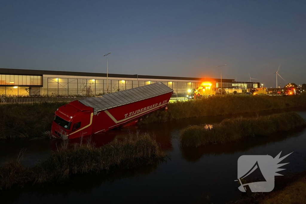 Te water geraakte vrachtwagen geborgen door grote hijskranen