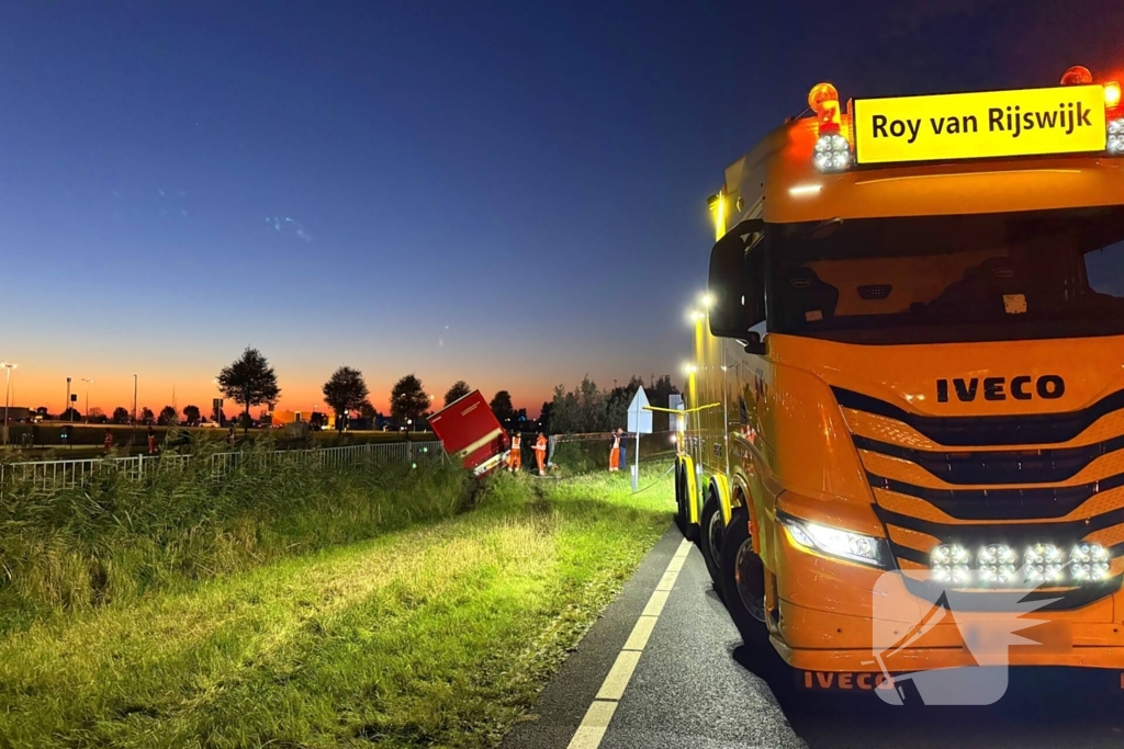 Te water geraakte vrachtwagen geborgen door grote hijskranen