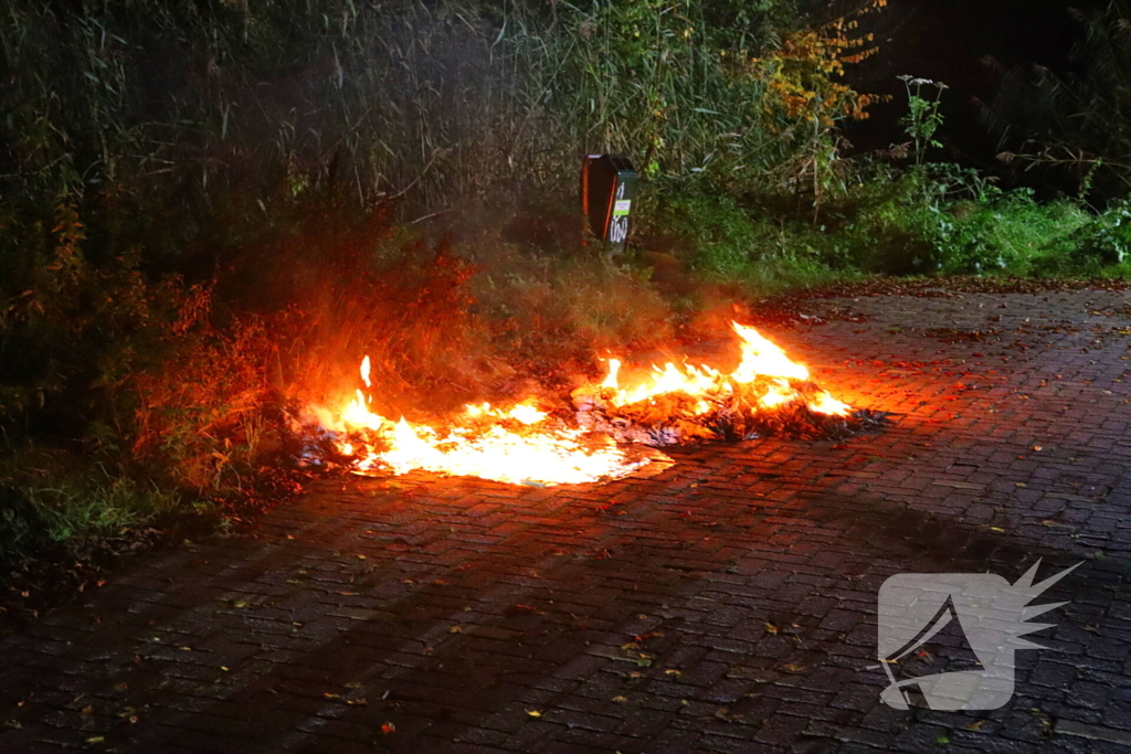 Brandweer dooft in brand gestoken afval