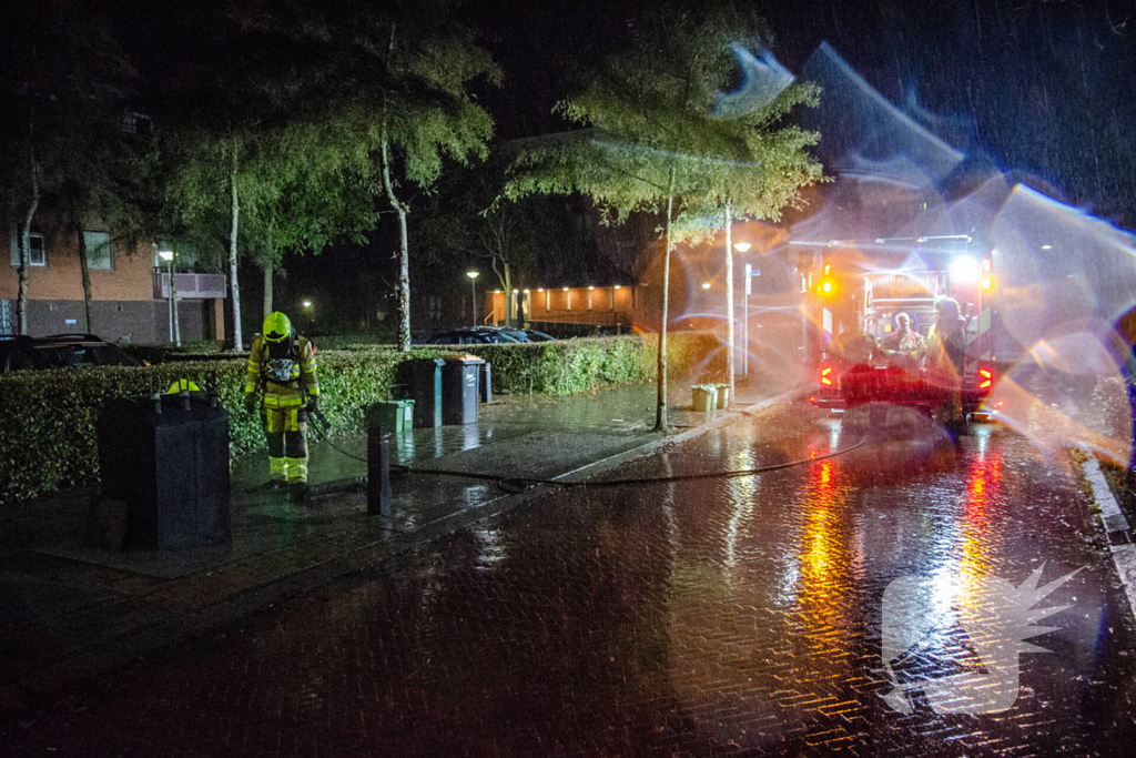 Kunststof antiparkeerpaal in brand gestoken