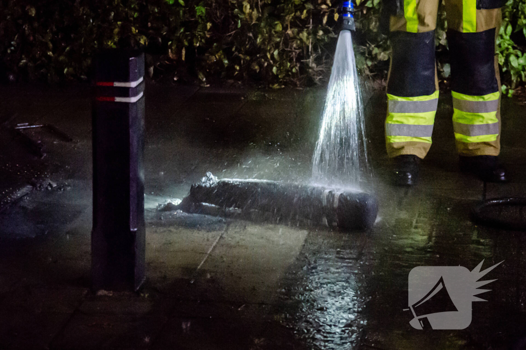 Kunststof antiparkeerpaal in brand gestoken