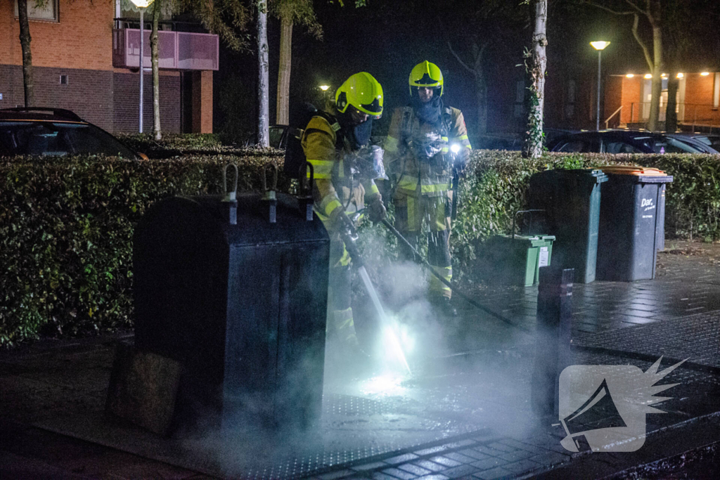 Kunststof antiparkeerpaal in brand gestoken