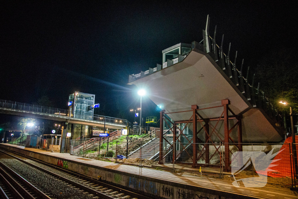 Nieuwe loopbrug van 63 000 kilo geïnstalleerd