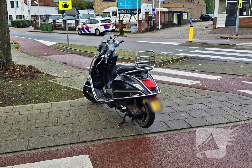 Scooterrijder en automobilist botsen op rotonde