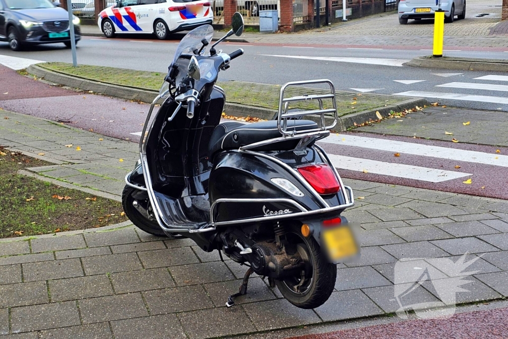 Scooterrijder en automobilist botsen op rotonde