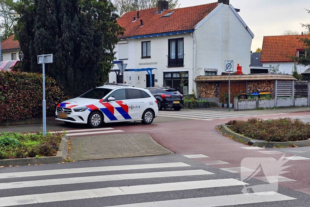 Scooterrijder en automobilist botsen op rotonde