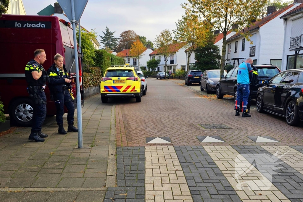 Scooterrijder en automobilist botsen op rotonde